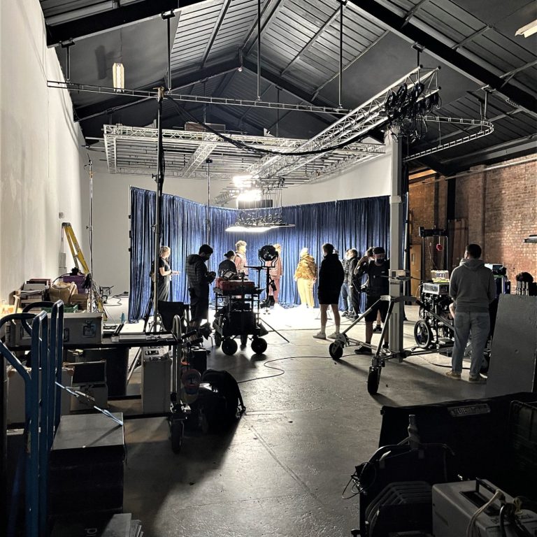 Fast Drape Installation London – Production Setup Fast drape installation in London for photo and video shoot with quick setup for production schedule